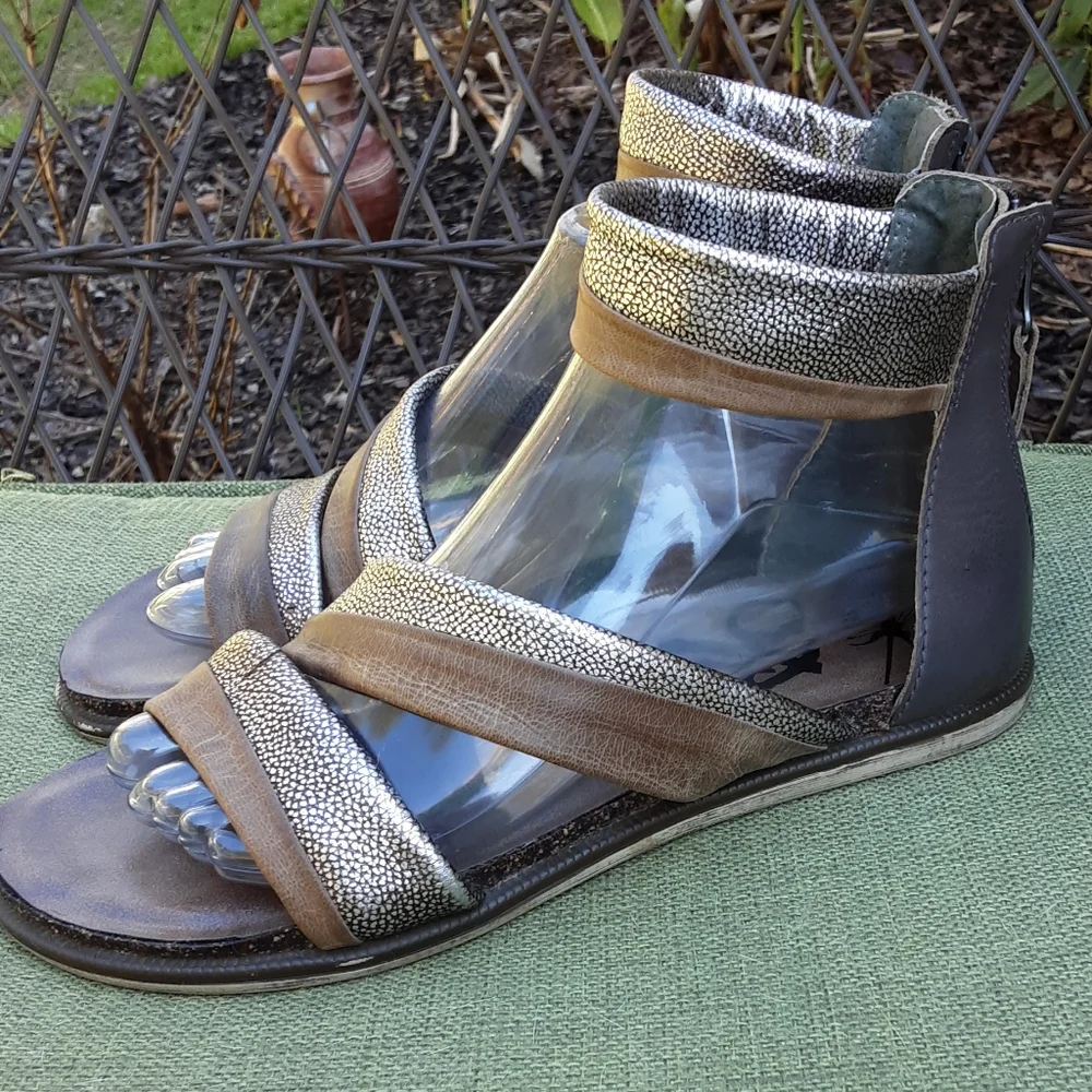 OTBT Souvenir Comfort Leather Metallic Flat Sandal Size 9 M.